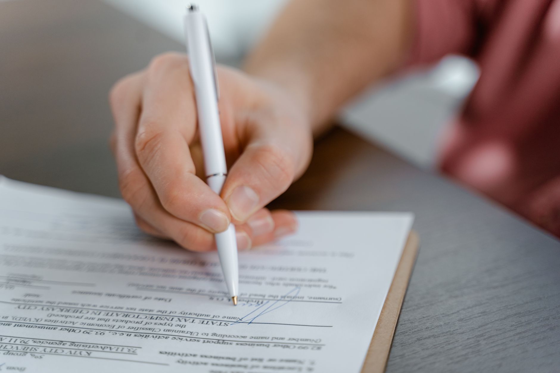 Firma de un contrato en una oficina