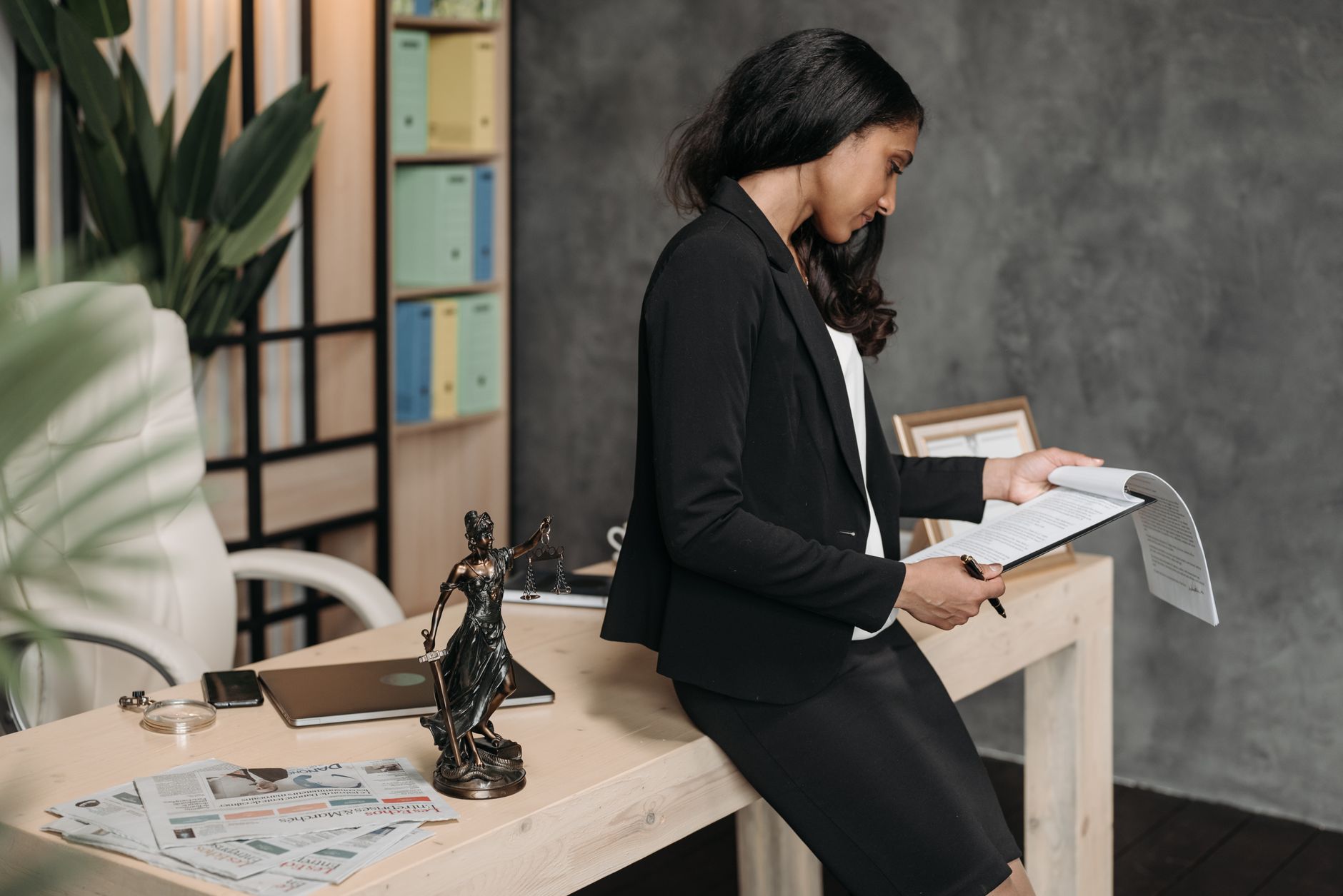 Persona leyendo un documento legal en su escritorio