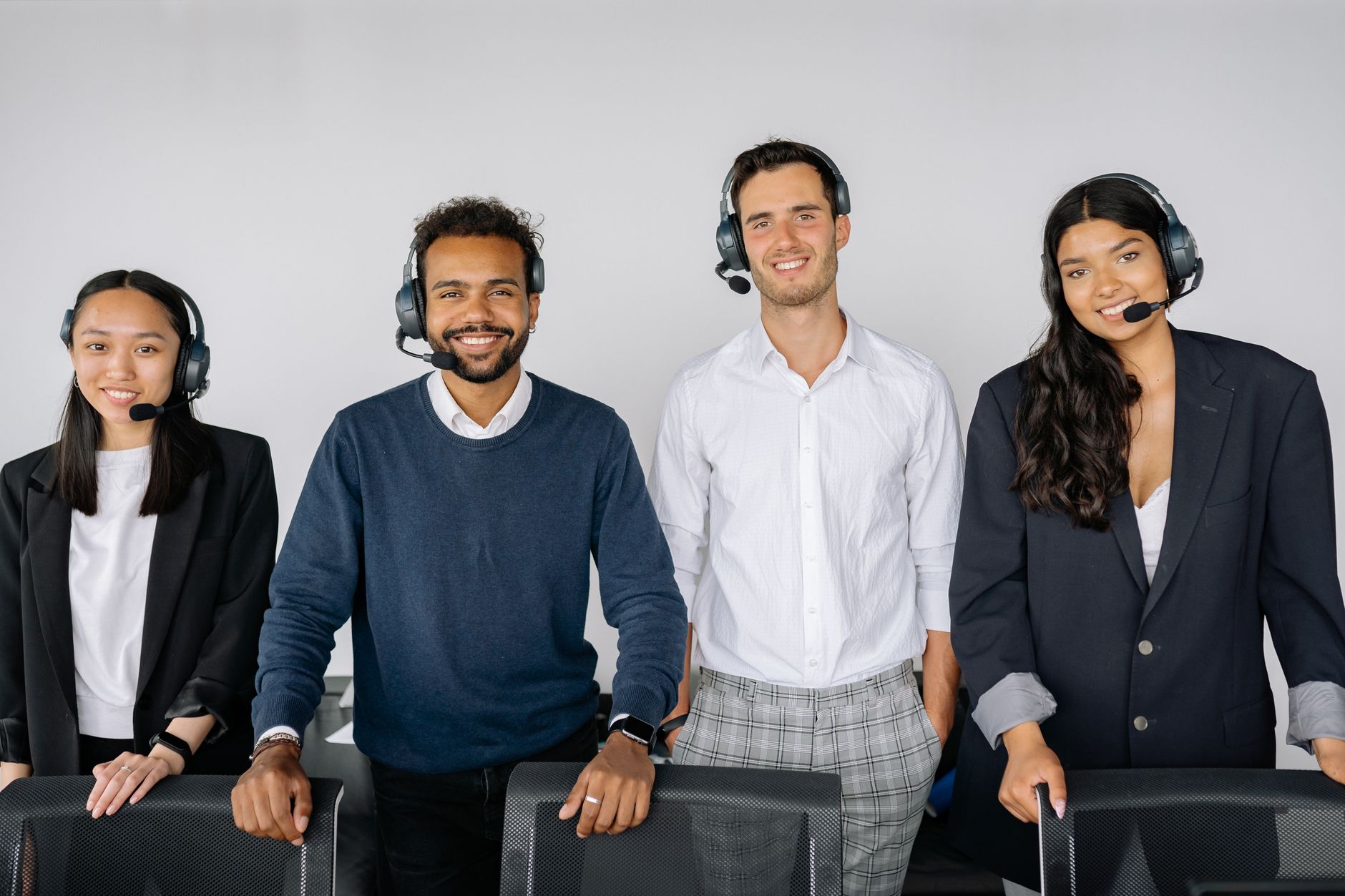 Persona atendiendo una consulta de soporte con auriculares