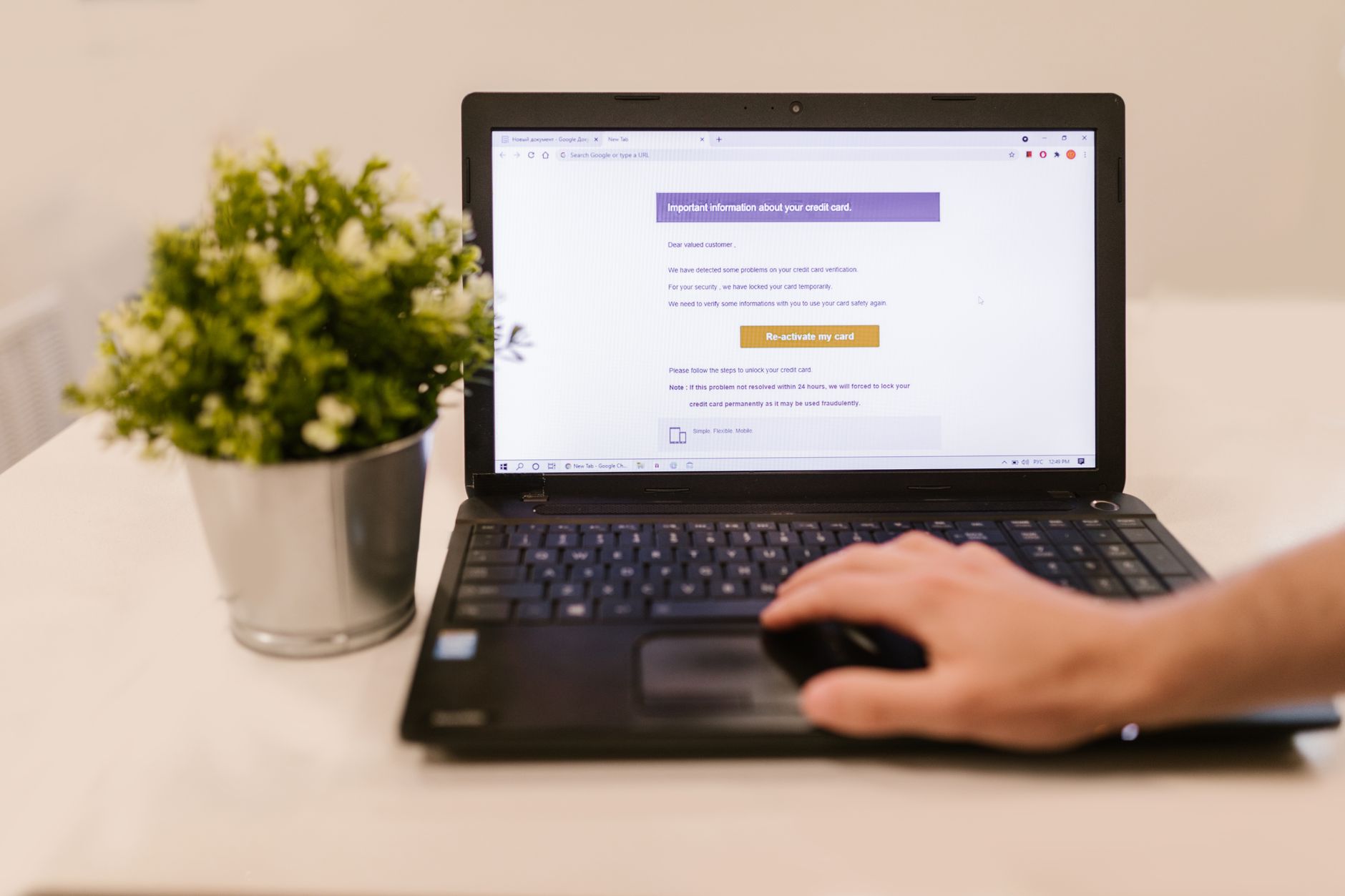 Comunicación por email desde un portátil en un escritorio