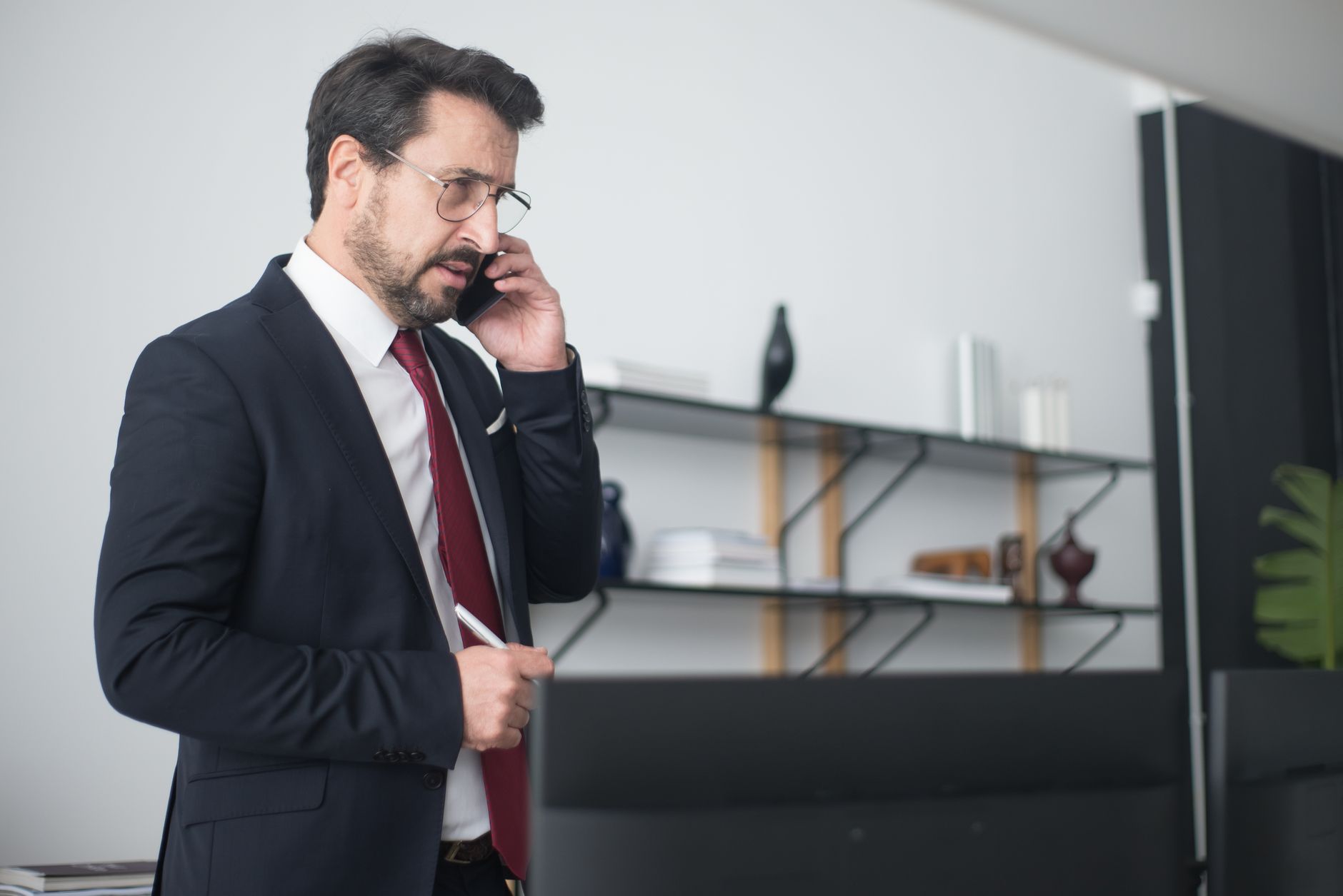 Profesional atendiendo una llamada de trabajo en la oficina