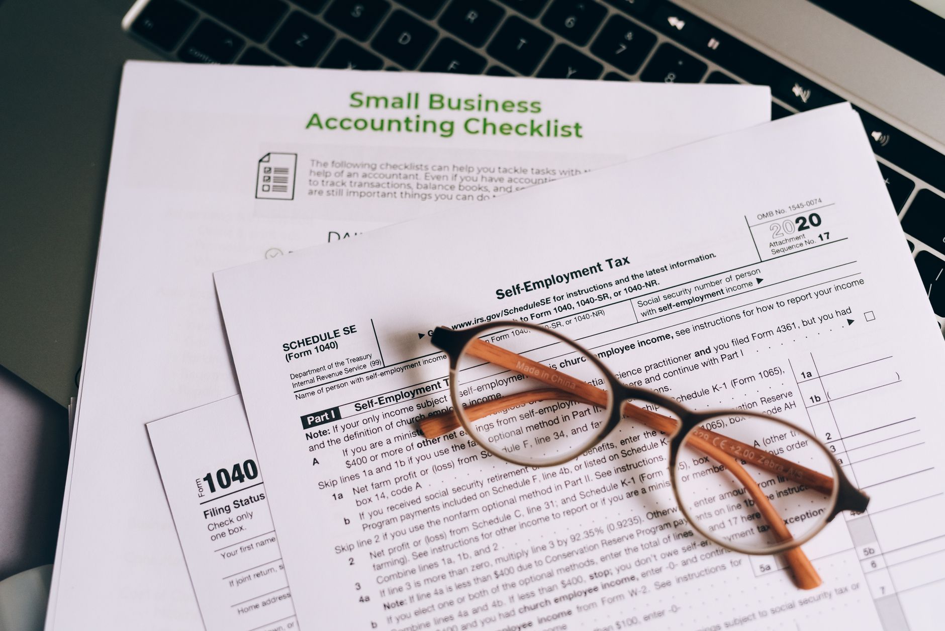 Emprendedor con documentos fiscales y calculadora sobre escritorio