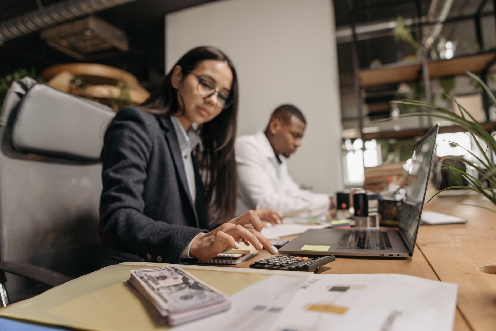 Oficina de pequeña empresa con software de contabilidad