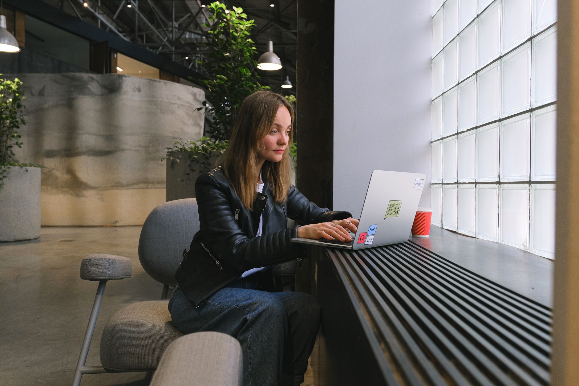 Autónomo freelance trabajando con portátil