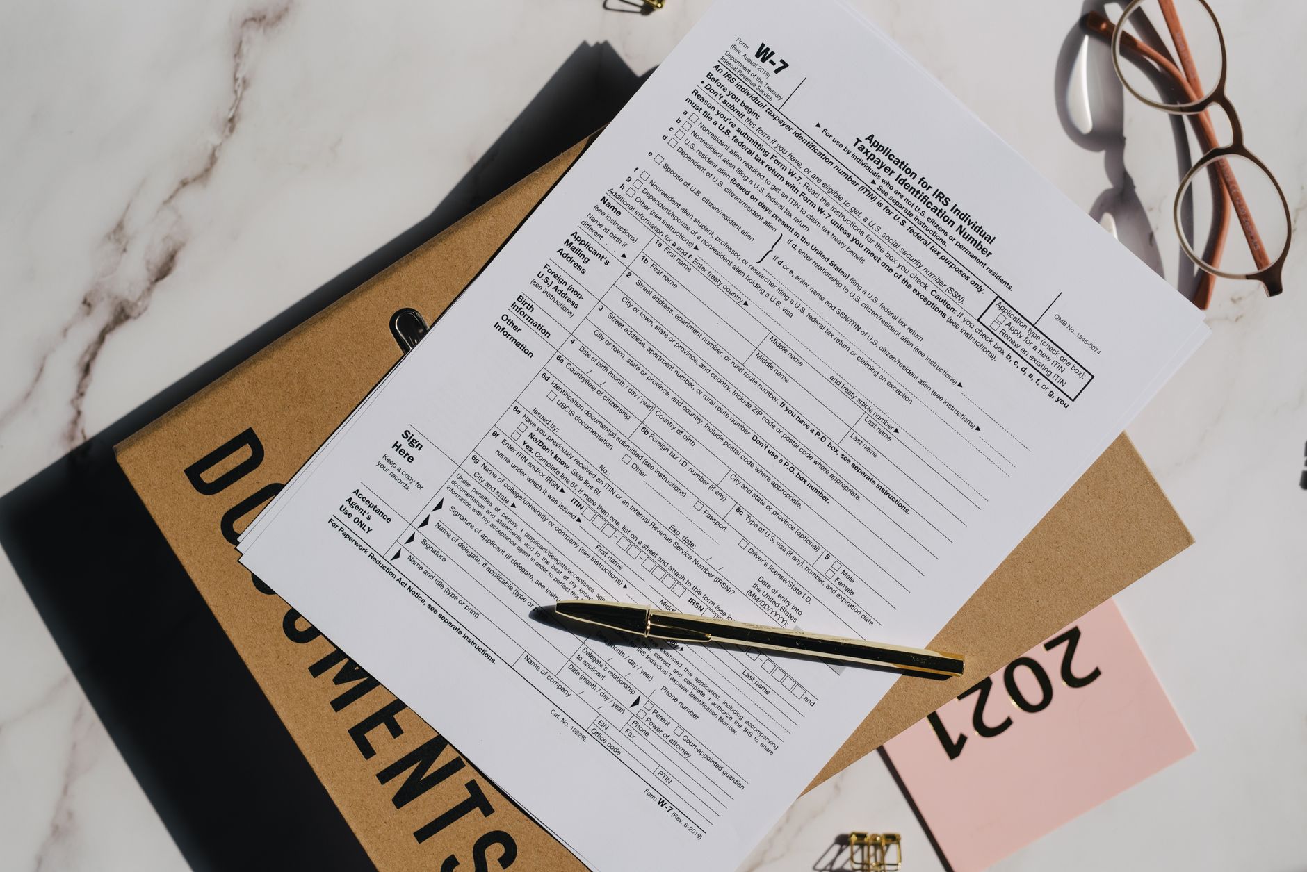Autónoma tomando notas y gestionando documentación para el alta