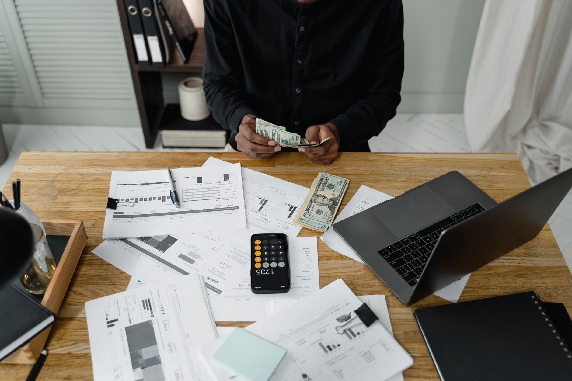 Freelancer calculando gastos y cuota mensual de autónomo