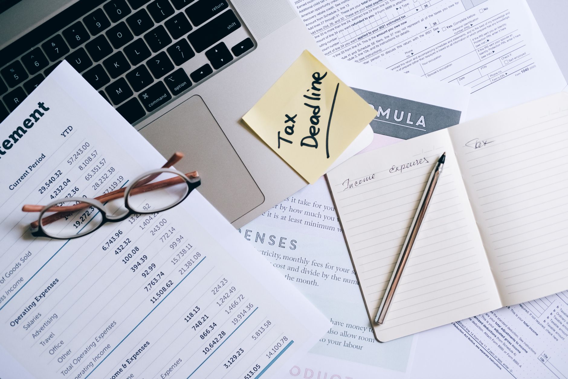 Freelancer trabajando en su ordenador calculando retenciones e IRPF