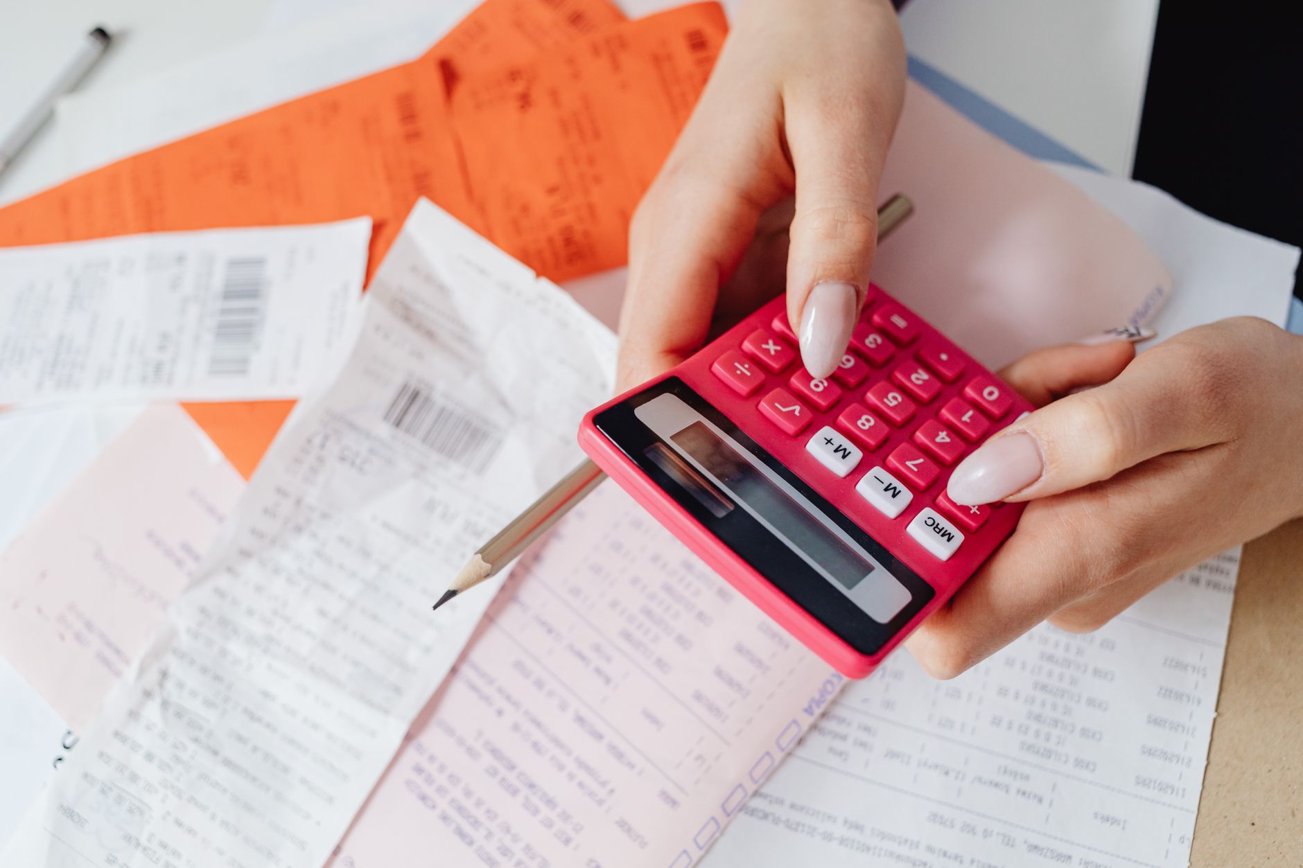 Autónoma calculando el IVA de sus facturas con calculadora y documentos fiscales