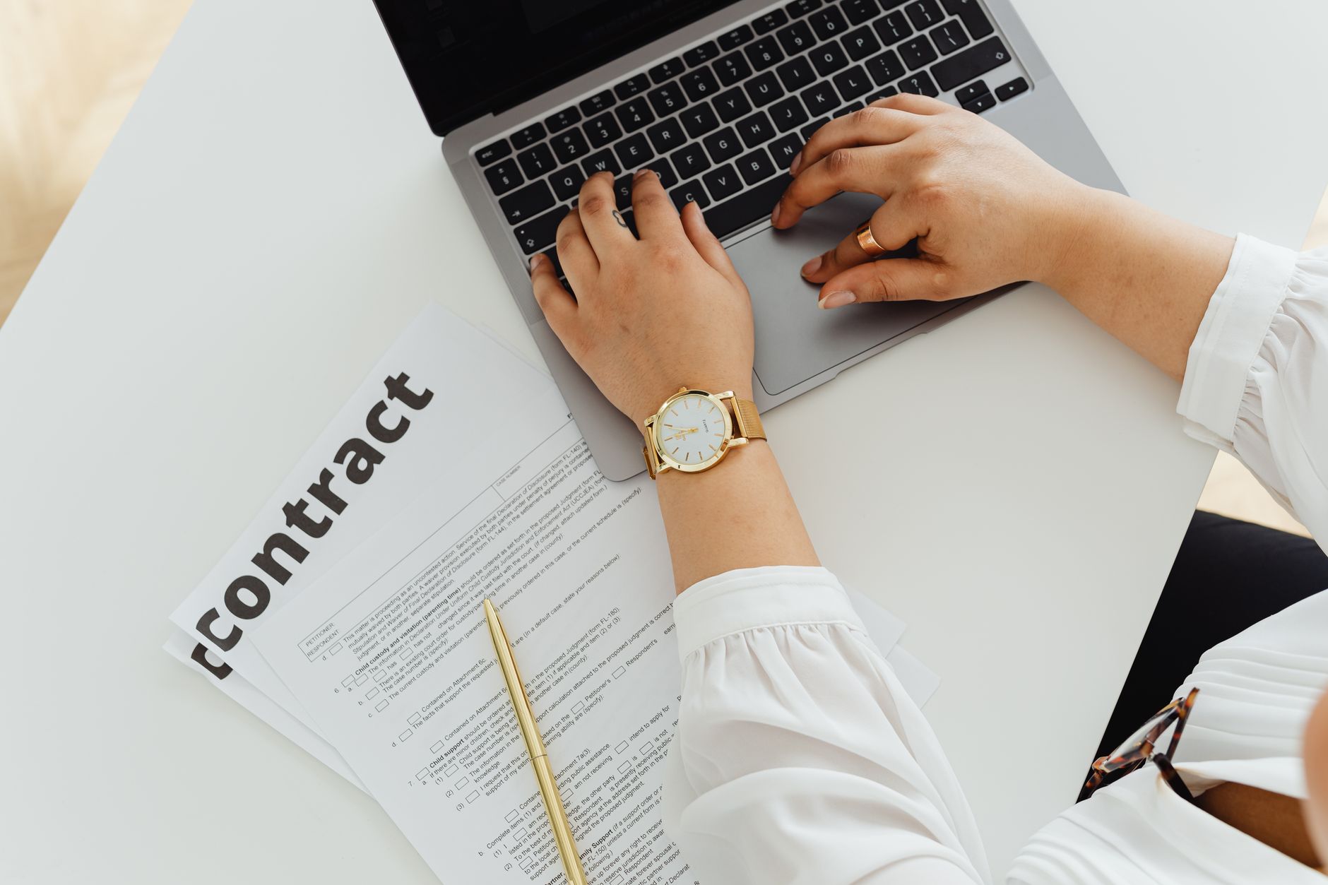 Firma de un contrato mercantil puntual entre freelance y cliente