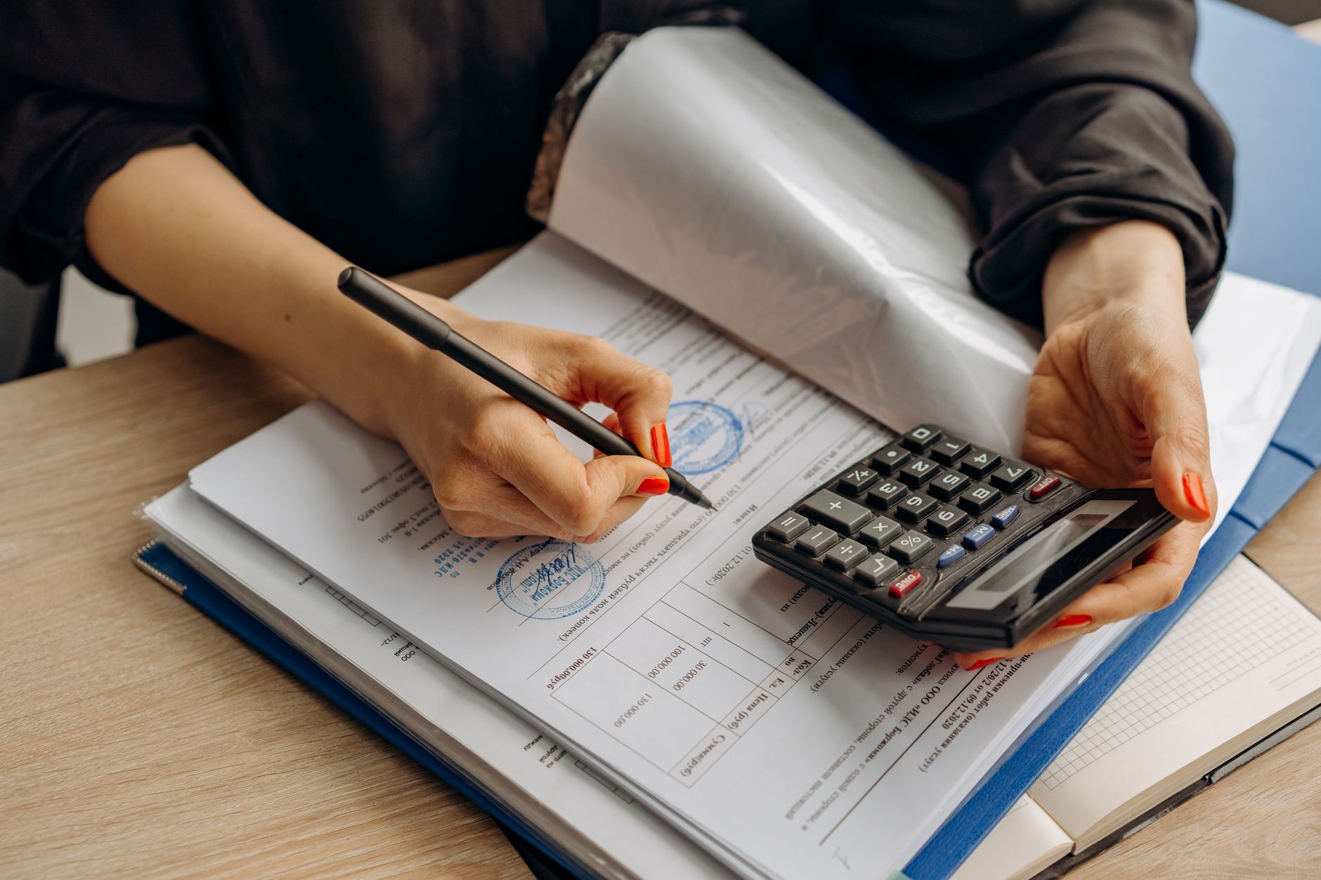 Documentos fiscales y calculadora para declarar un ingreso puntual sin estar dado de alta como autónomo