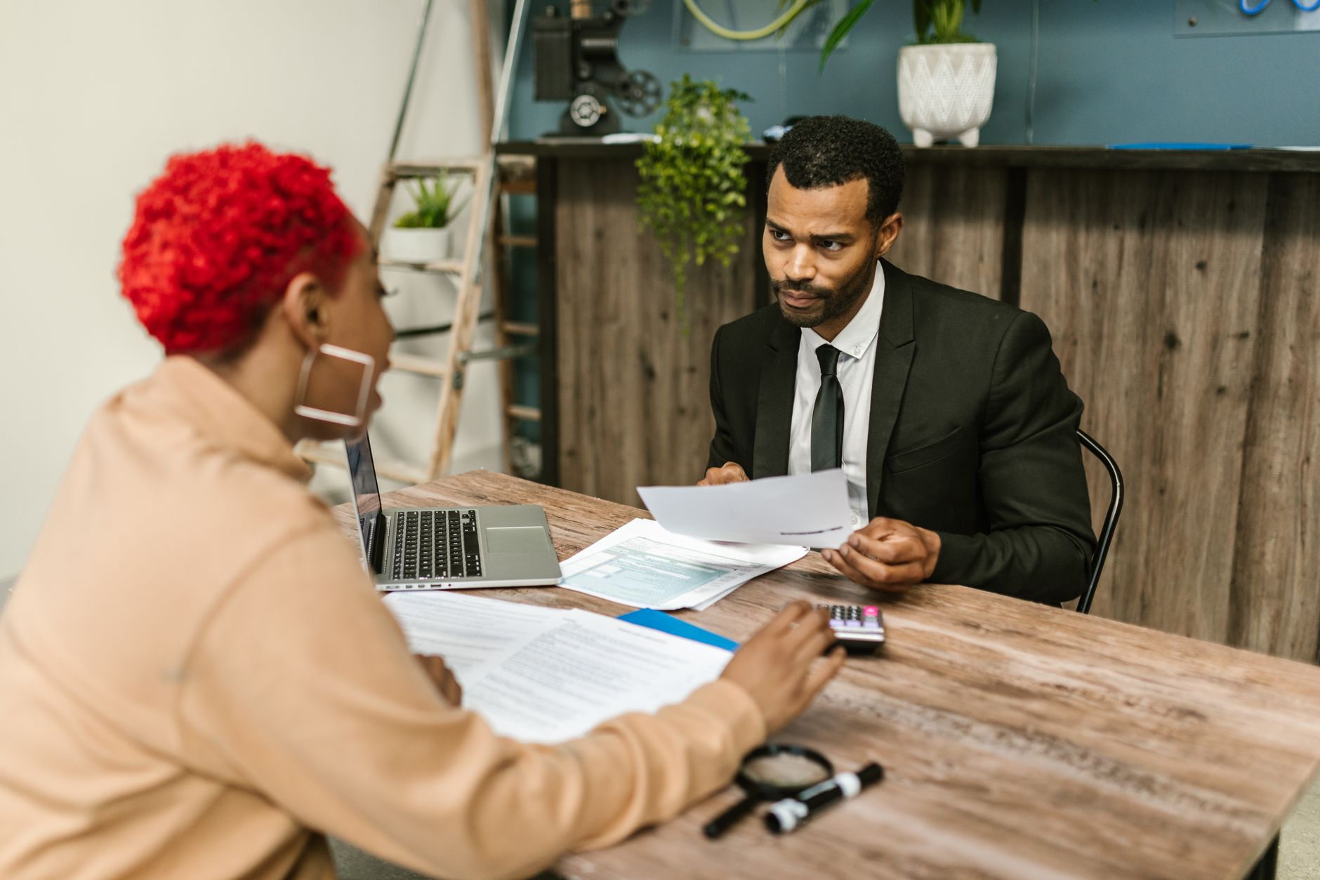 Autónomo en una consultoría con un gestor revisando su facturación