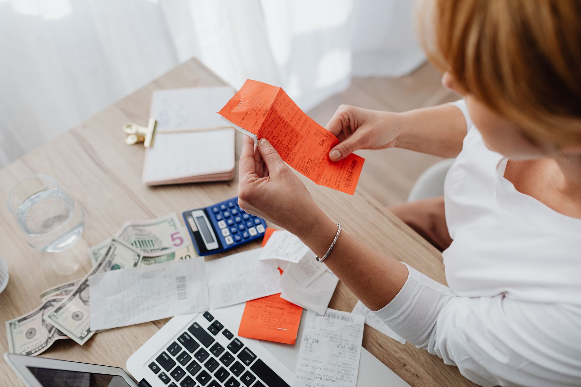 Autónomo trabajando con su ordenador portátil gestionando facturas