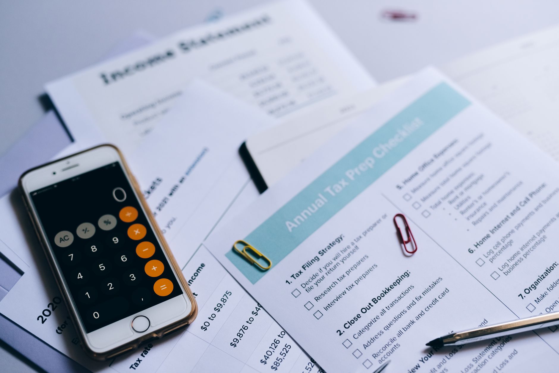 Documentos fiscales, calculadora y papeles de impuestos sobre una mesa
