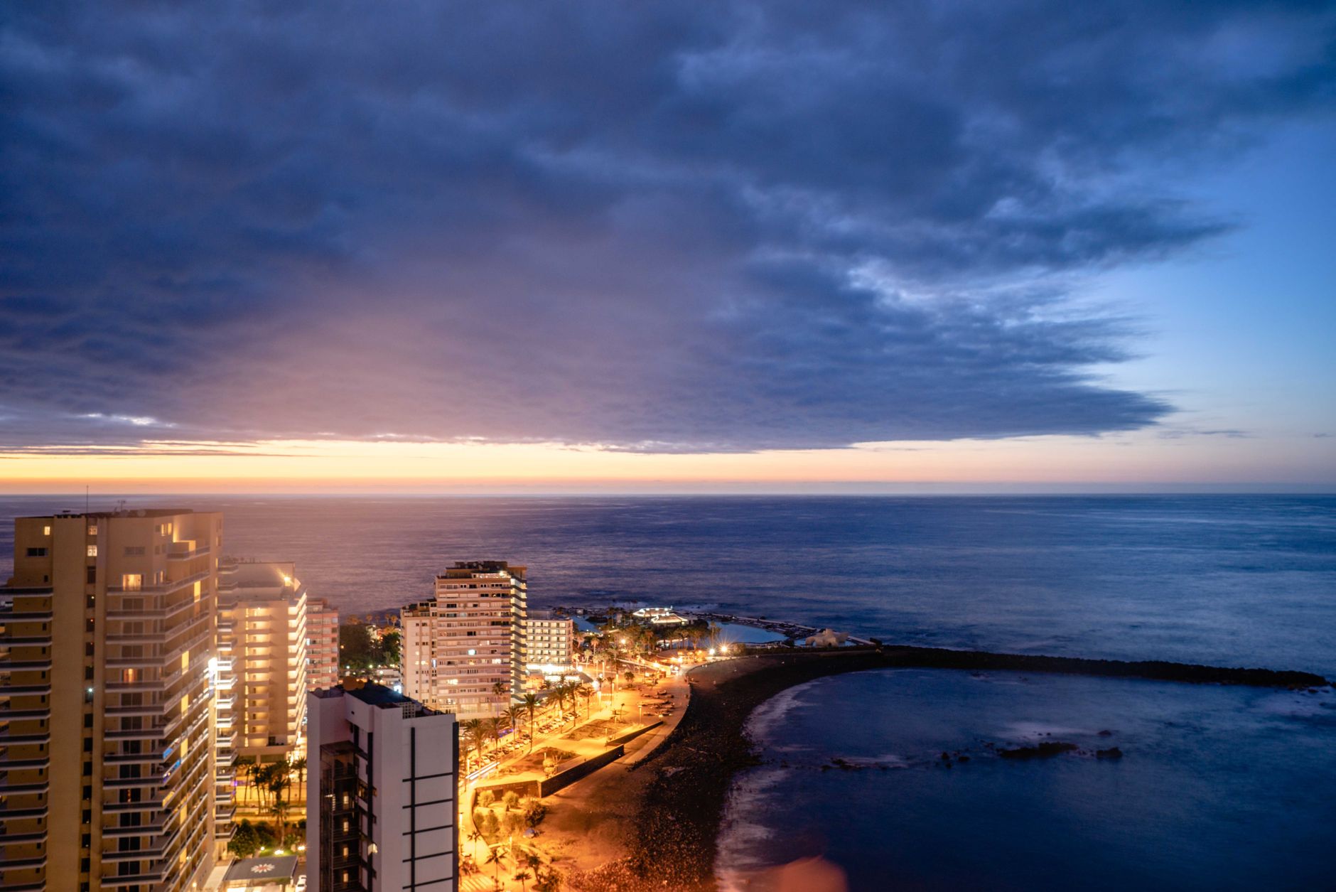 Vista de ciudad costera en Canarias, sede de negocios sujetos al IGIC