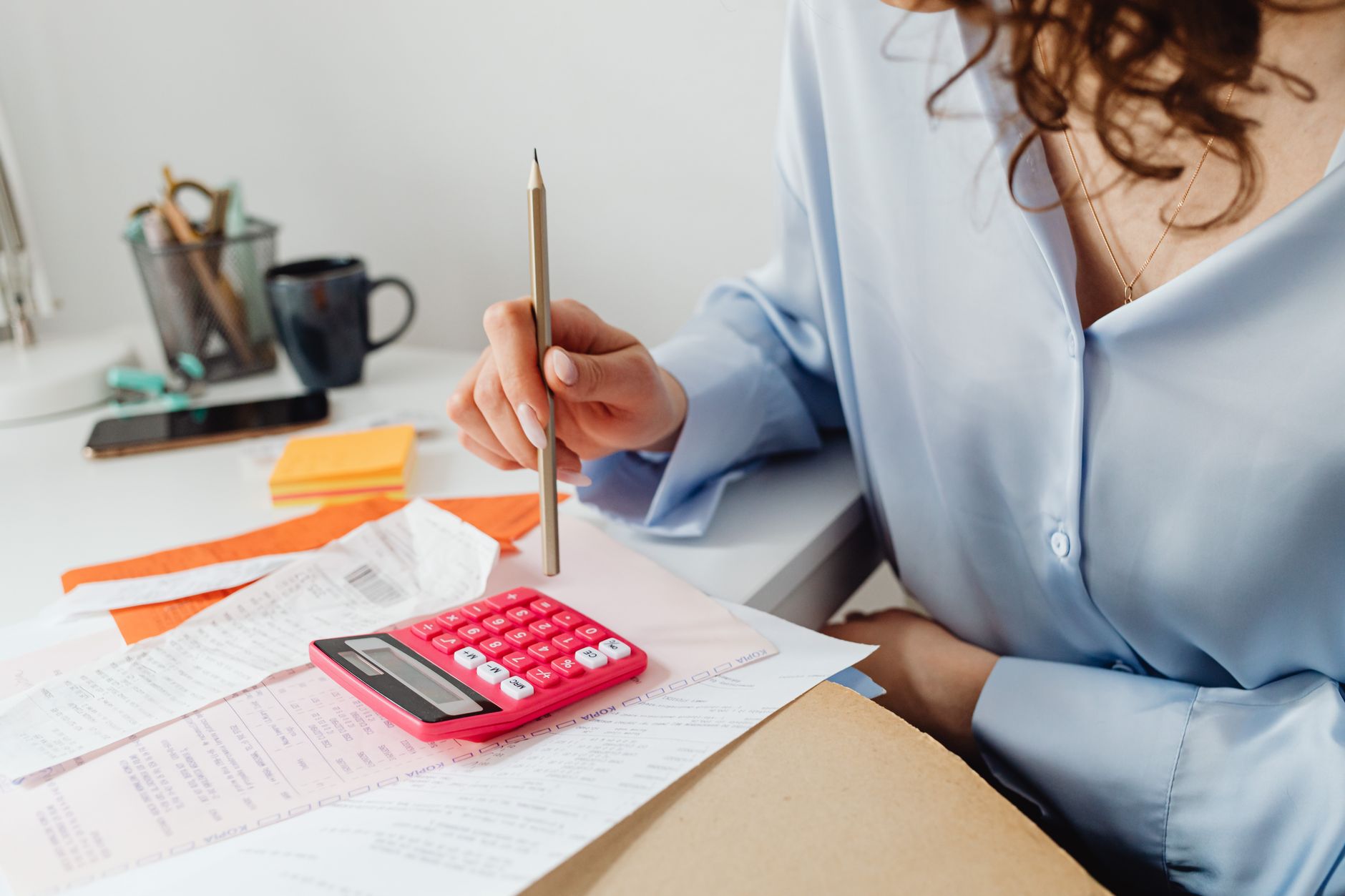 Autónomo calculando su retención IRPF y factura en un despacho