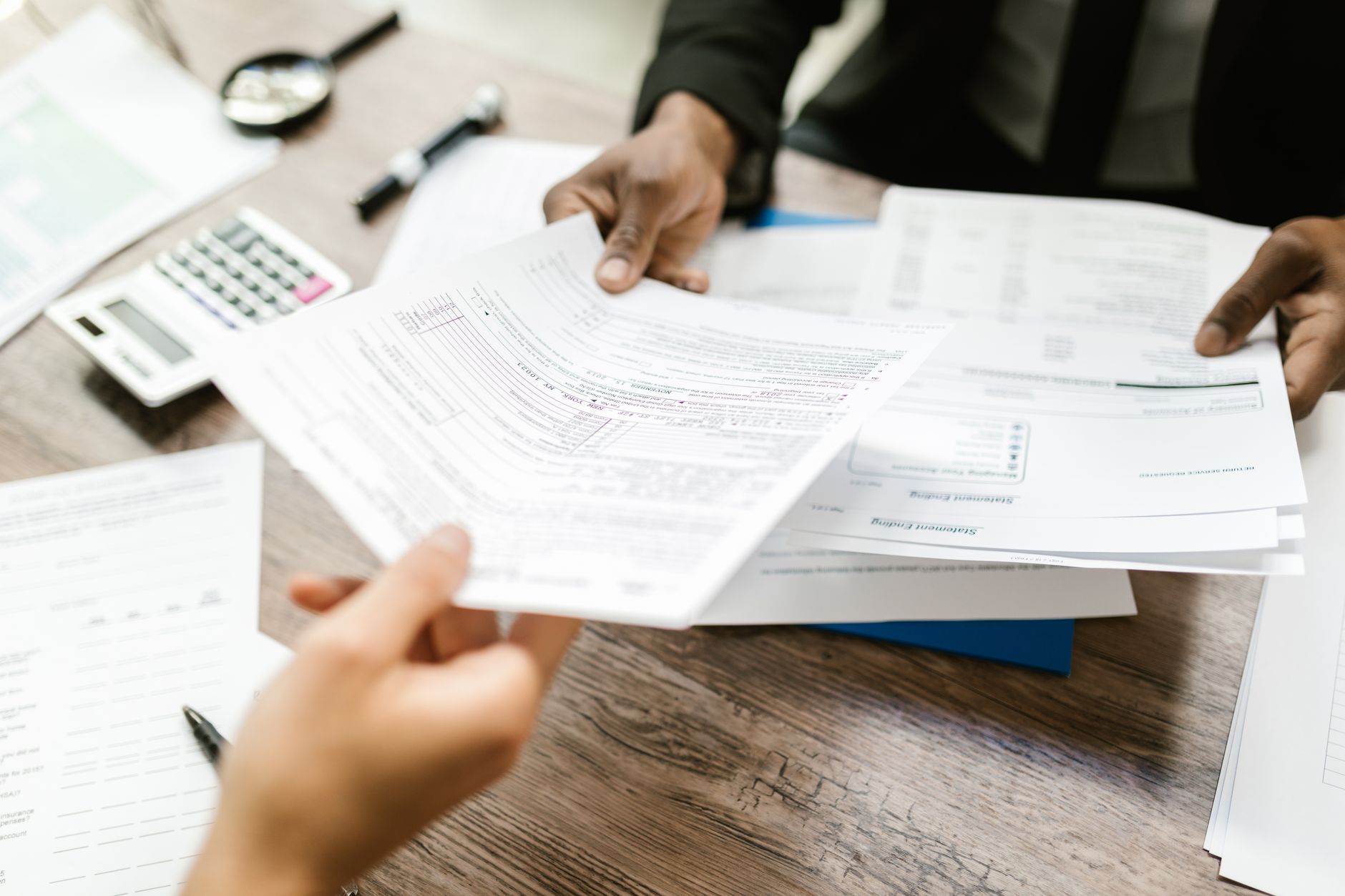 Documentos fiscales y formularios de IRPF sobre un escritorio