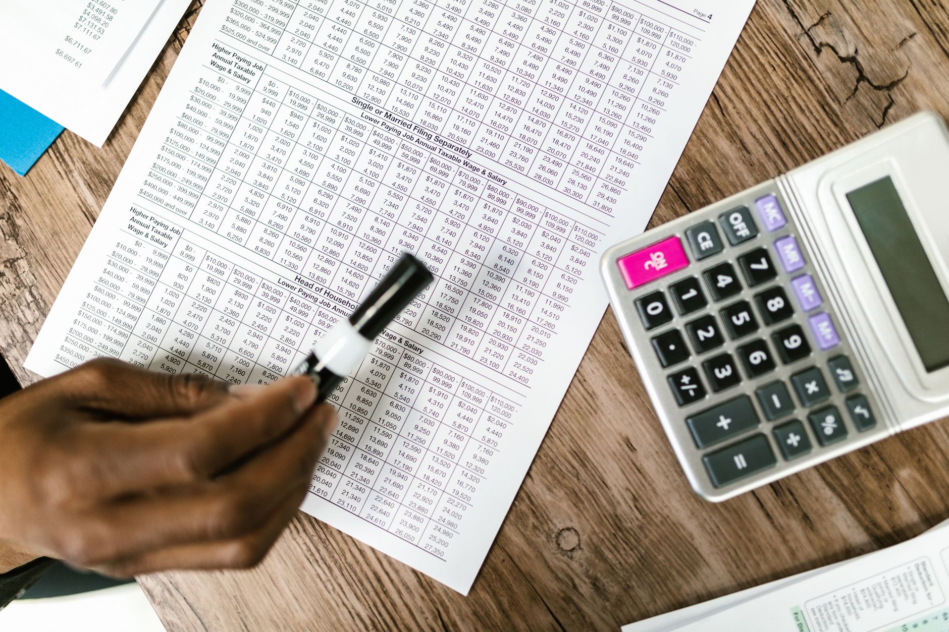 Contable revisando la planificación fiscal con calculadora