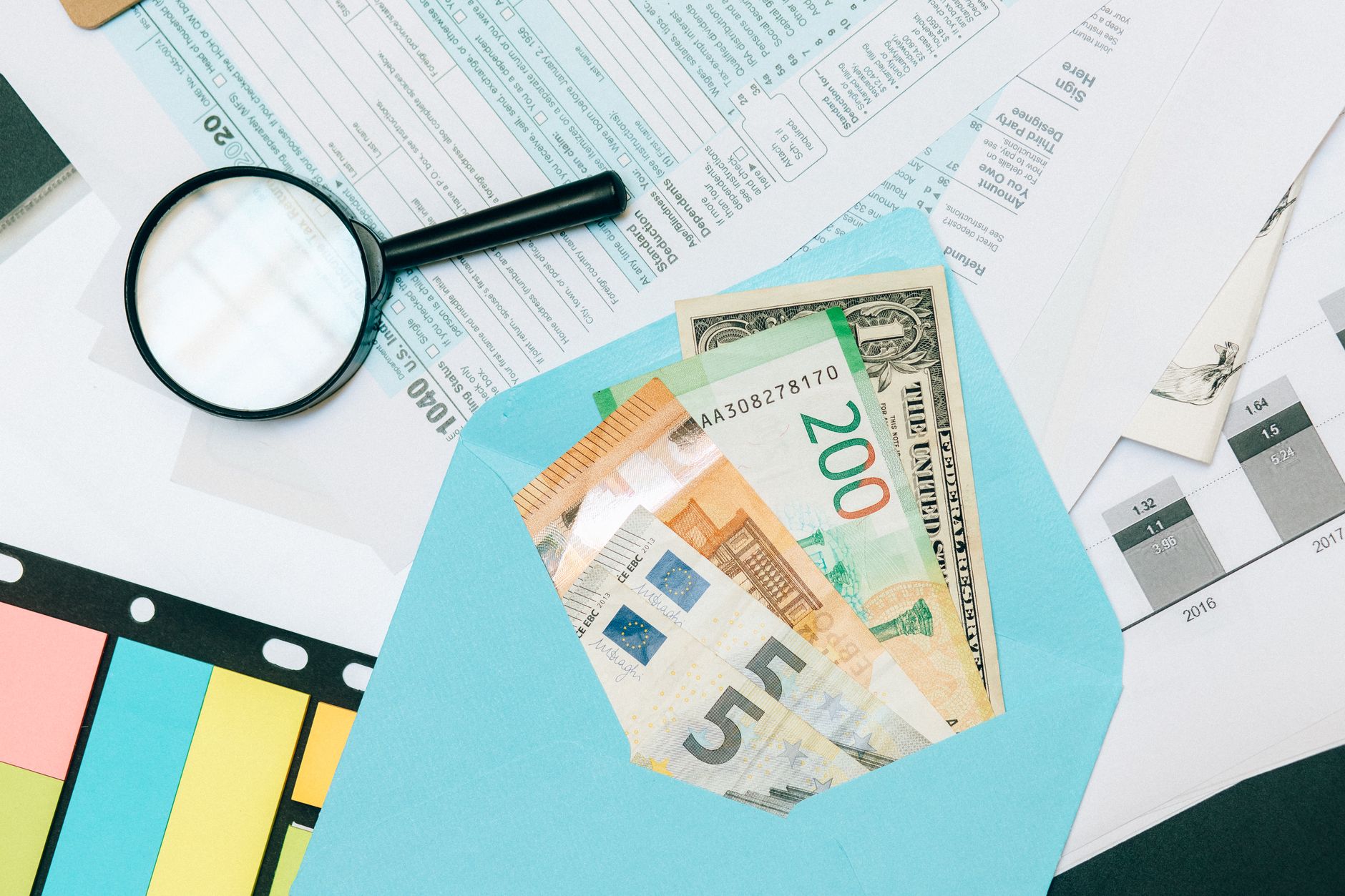 Formularios fiscales y calculadora sobre una mesa de oficina para preparar el Modelo 131