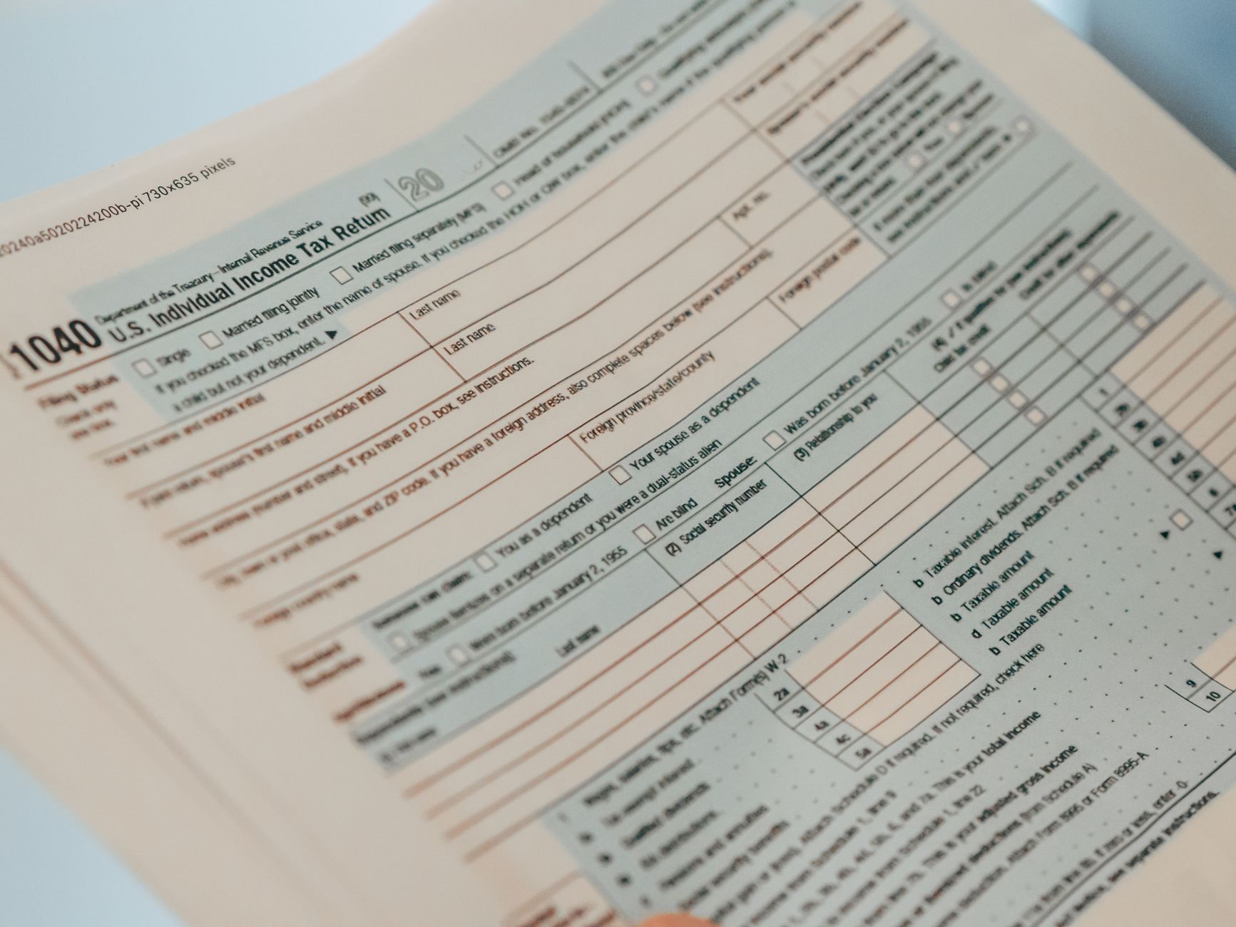 Autónomo completando declaración anual de IVA con documentos fiscales