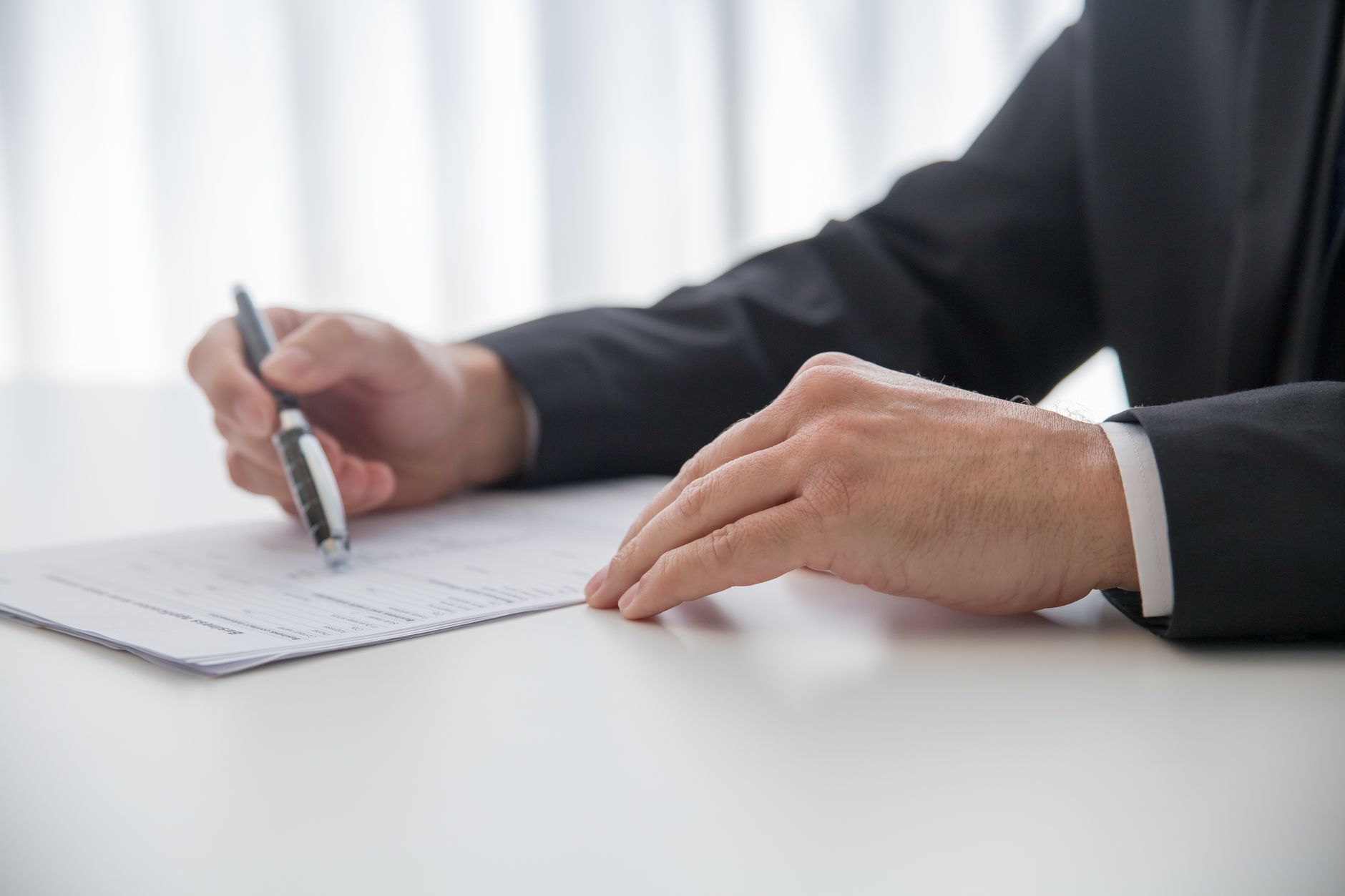 Autónomo firmando el alta de su actividad económica y de la bonificación por pluriactividad
