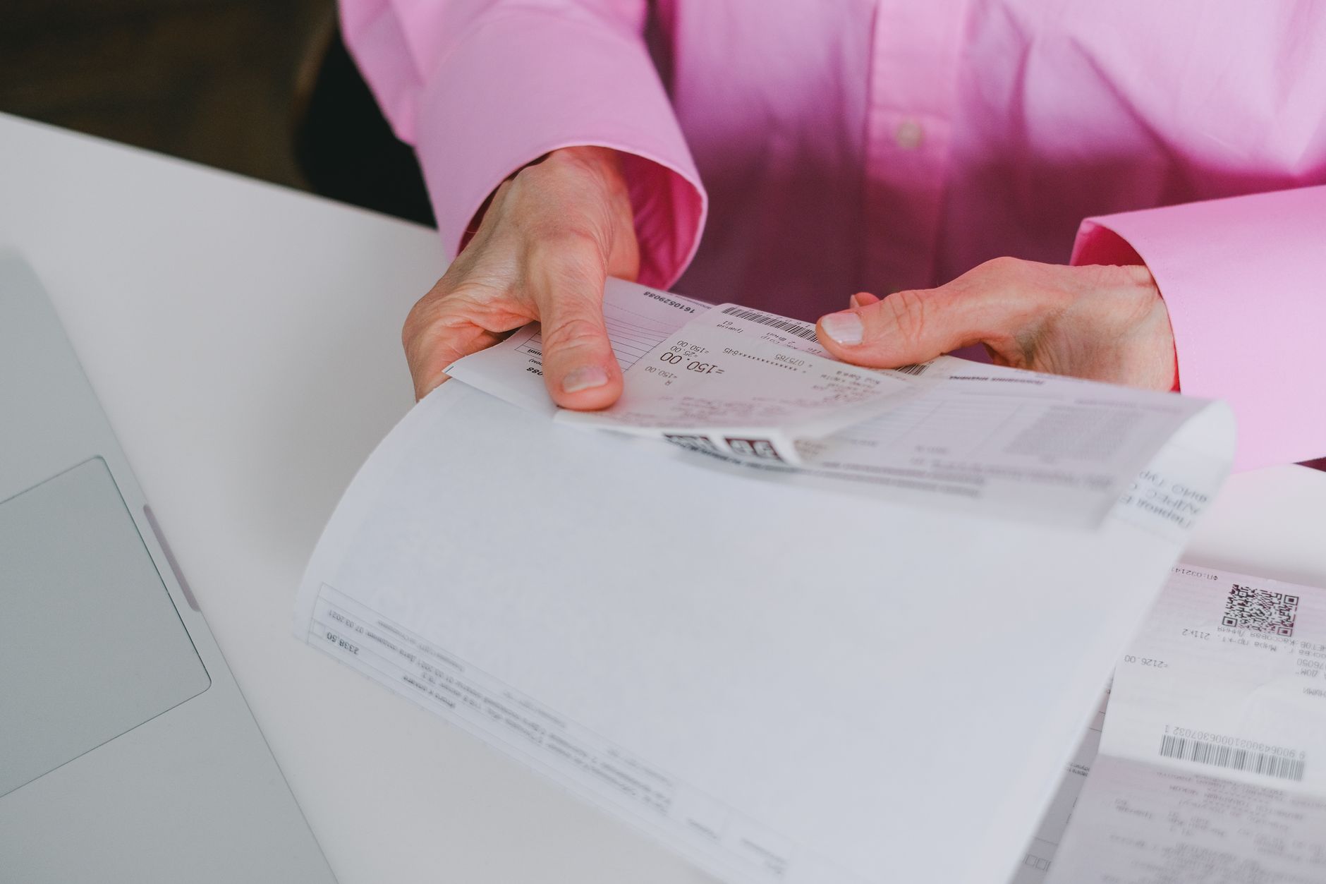 Autónomo revisando documentos con asesor fiscal