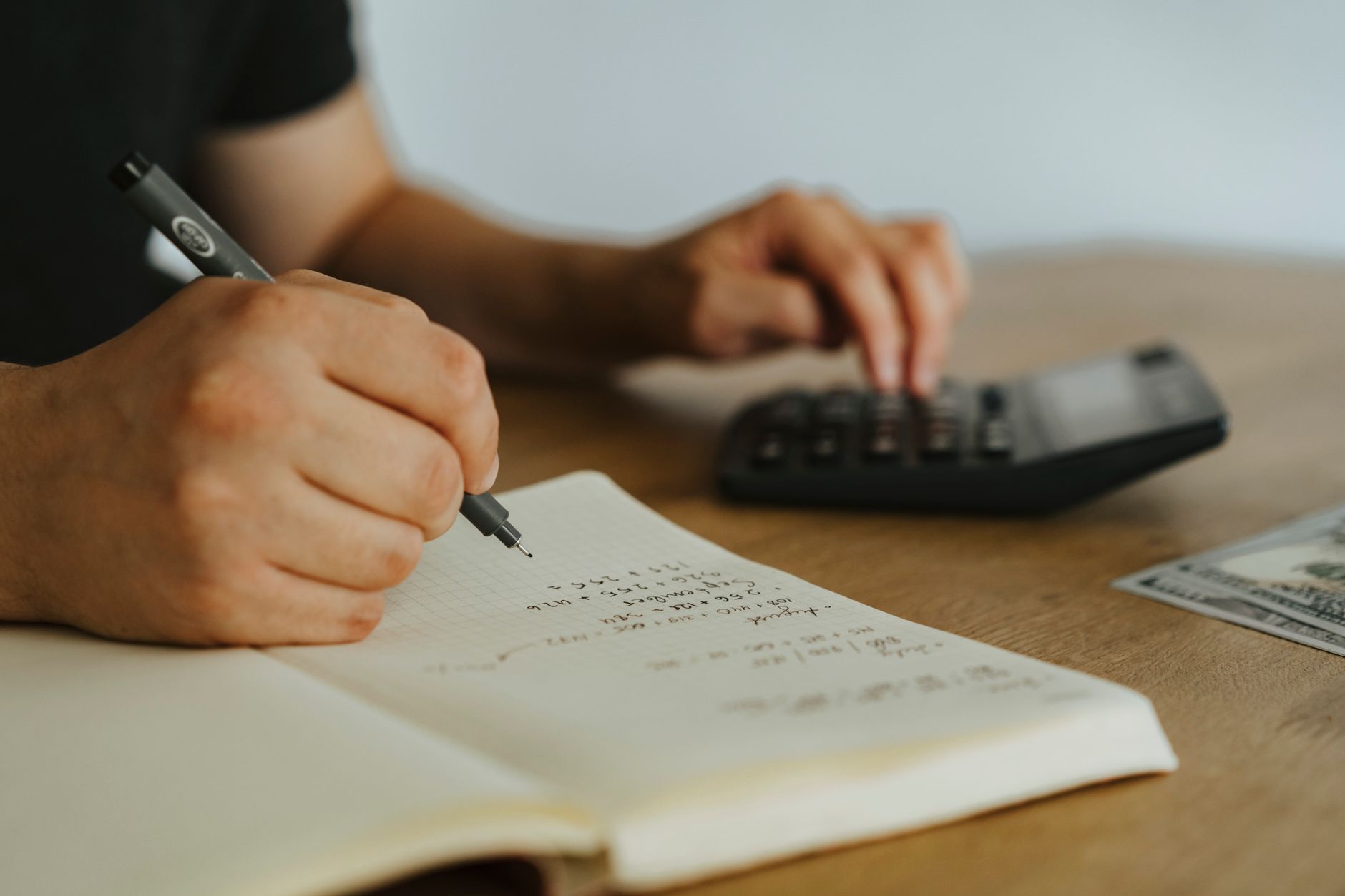 Autónomo calculando su declaración de IRPF anual