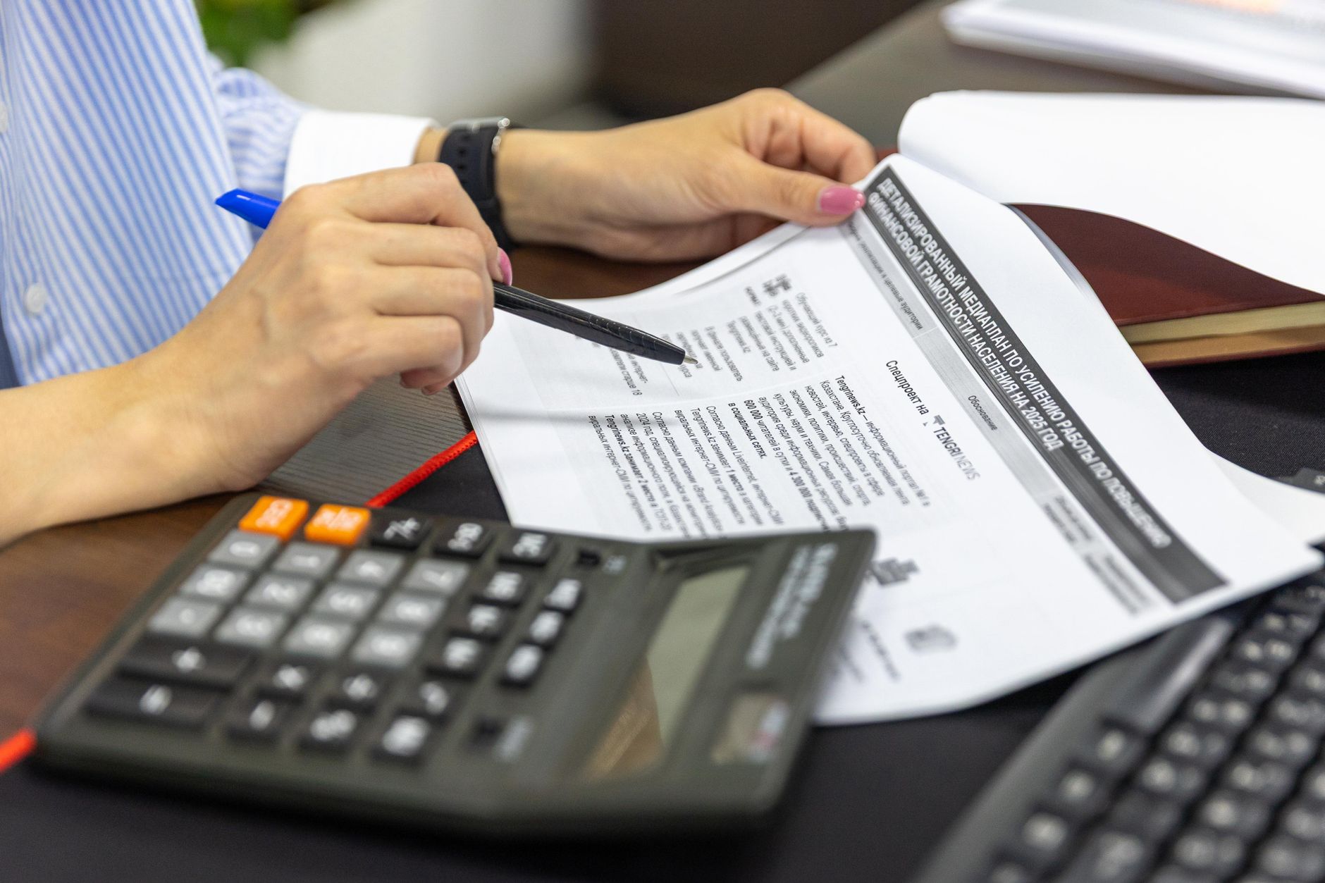 Contable revisando documentación fiscal para la declaración de renta