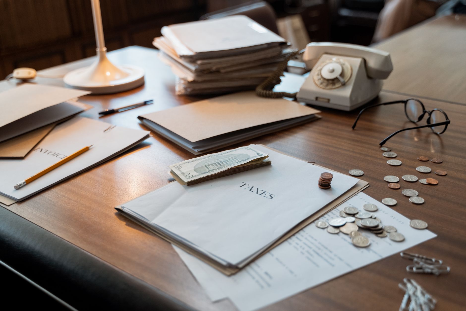 Documentos de declaración de impuestos y calculadora sobre mesa de trabajo de autónomo