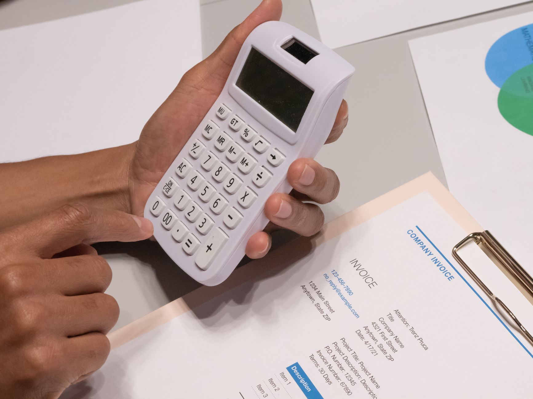 Autónomo revisando su software de facturación para adaptarse a Verifactu