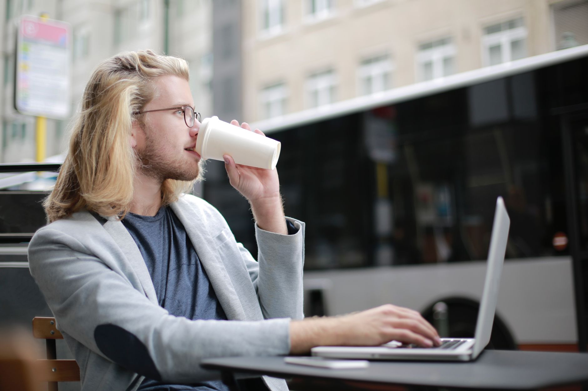 Freelancer autónomo trabajando con su portátil
