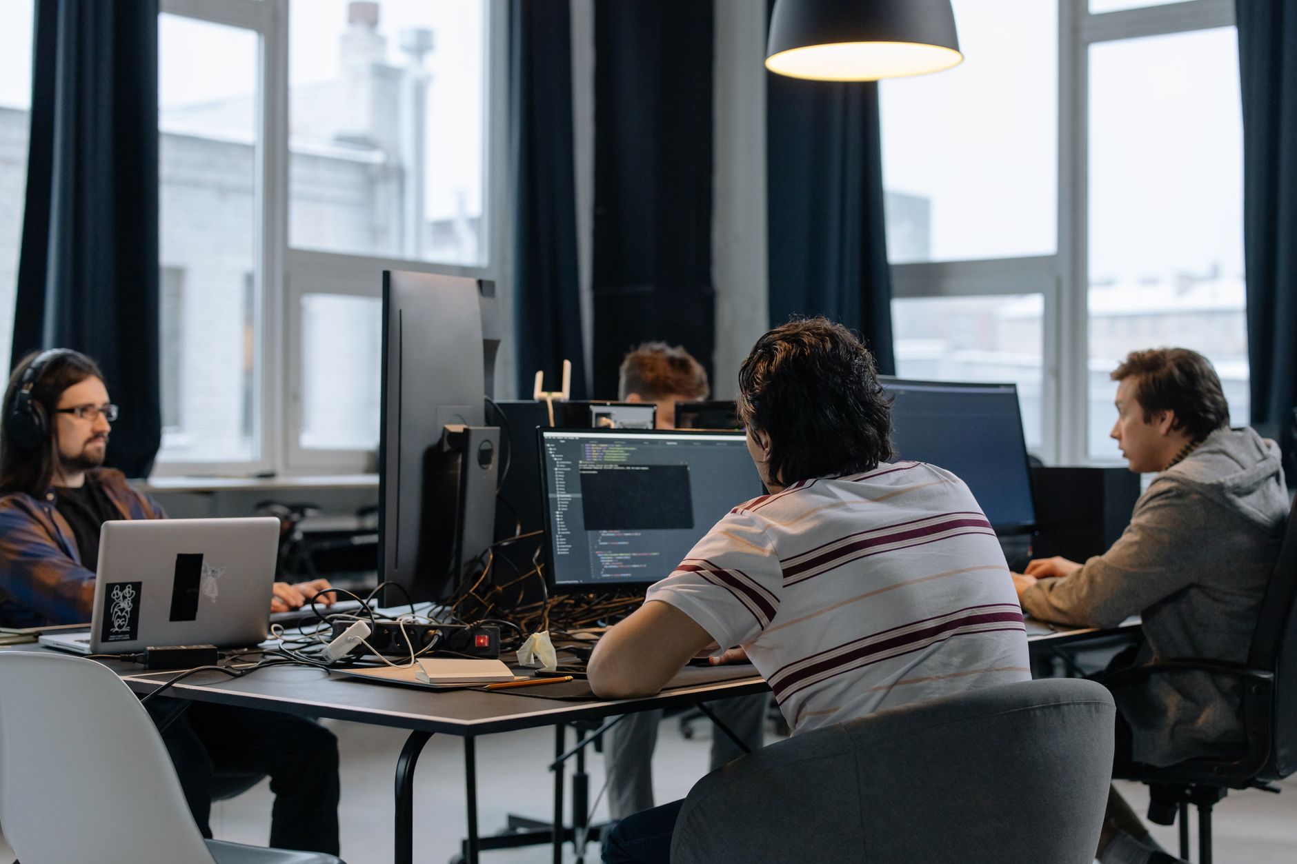 Equipo de startup colaborando en una reunión de trabajo